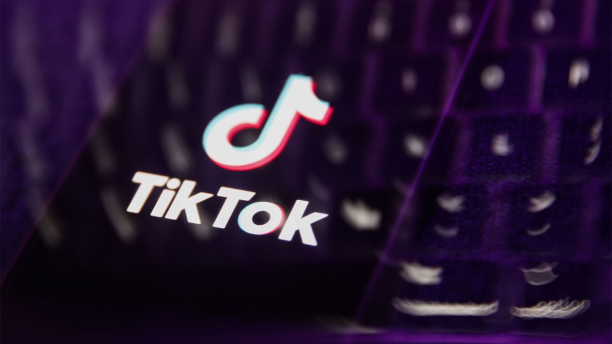 يطرح TikTok ميزة جديدة تتيح لك العثور على الأغاني عن طريق غنائها أو طنينها