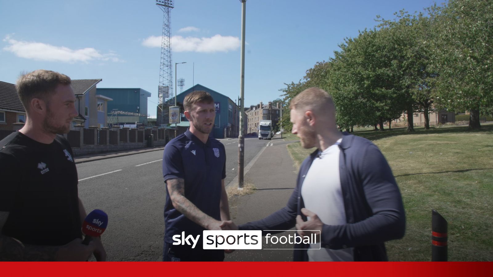 المشي من Dens Park إلى Tannadice مع McGhee & Holt!