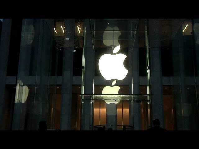 تبيع شركة Berkshire Hathaway التابعة لشركة Warren Buffet نصف أسهمها في شركة Apple